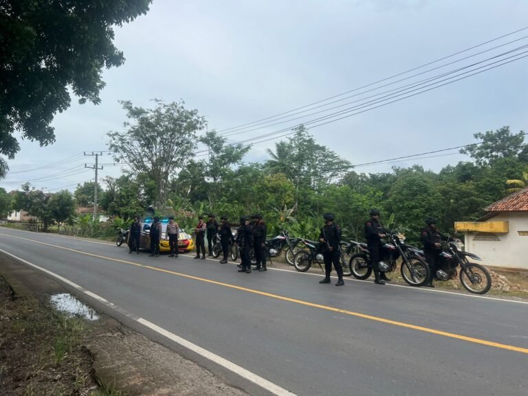 Waspadai Gangguan Kamtibmas, Polisi Gelar Patroli Pasca Penghitungan Suara Pilkada di Way Kanan  Dalam Rangka memberikan rasa aman kepada masyarakat Polres Way Kanan Polda Lampung dan BKO Brimob POLDA Lampung melaksanakan patroli cipta kondisi pasca tahapan penghitungan suara Pilkada serentak 2024 di Wilayah Kabupaten Way Kanan. Kamis (28/11/2024).  Kapolres Way Kanan AKBP Adanan Mangopang melalui Kasihumas Ipda Mukhtiar menyampaikan kegiatan ini merupakan upaya Polri untuk menjaga situasi kamtibmas wilayah Kabupaten Way Kanan tetap aman kondusif pasca penghitungan  suara Pilkada serentak Rabu kemarin, lanjutnya.  Selain memberikan rasa aman terhadap masyarakat juga bertujuan menunjukan bahwa kami Polri hadir ditengah-tengah masyarakat serta selalu siap siaga memberikan pelayanan dan perlindungan kepada masyarakat.  Polres Way Kanan diback up BKO Brimob Polda Lampung tetap waspada melaksanakan patroli khususnya di wilayah-wilayah yang memang sudah menjadi pantauan kita terkait dengan yang kerawanannya tinggi.  Dalam kesempatan yang sama, Kasihumas juga kembali menyerukan untuk tidak melakukan upaya provokasi maupun intimidasi serta bisa turut menjaga persatuan agar Pilkada 2024 bisa berjalan dengan lancar, aman, dan damai.  “Persatuan dan kesatuan selalu menjadi hal yang paling utama dan kita berdoa agar seluruh pelaksanaan pemilukada bisa diterima oleh seluruh pihak,”ucapnya.  Tentunya selalu menyerukan agar Pilkada bisa berjalan lancar aman dan damai. Persatuan dan kesatuan selalu menjadi hal yang utama,”tambah dia.