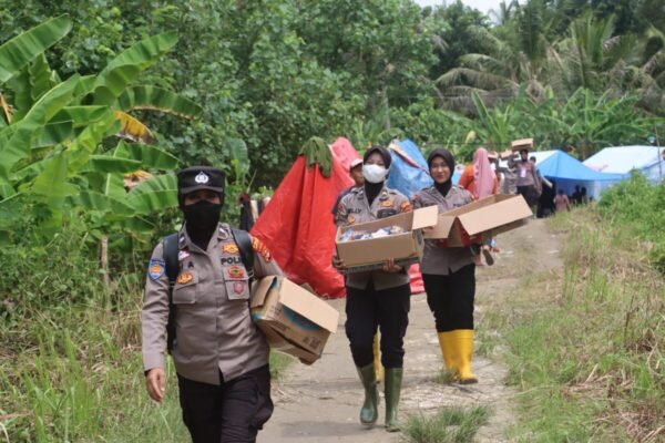 Polwan Lampung Selatan Berbagi Keceriaan dengan Anak-Anak di Pengungsian Banjir