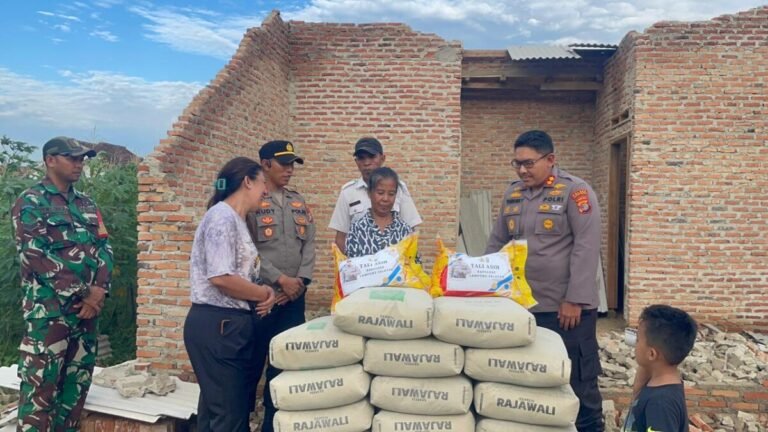 Kapolres Lampung Selatan Beri Bantuan kepada Janda Sebatang Kara Korban Angin Kencang di Jati Agung