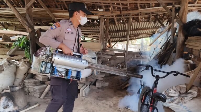 Bhabikamtibmas  Bersama Aparatur Kampung Tegal Mukti Lakukan Fogging Cegah Penyakit DBD