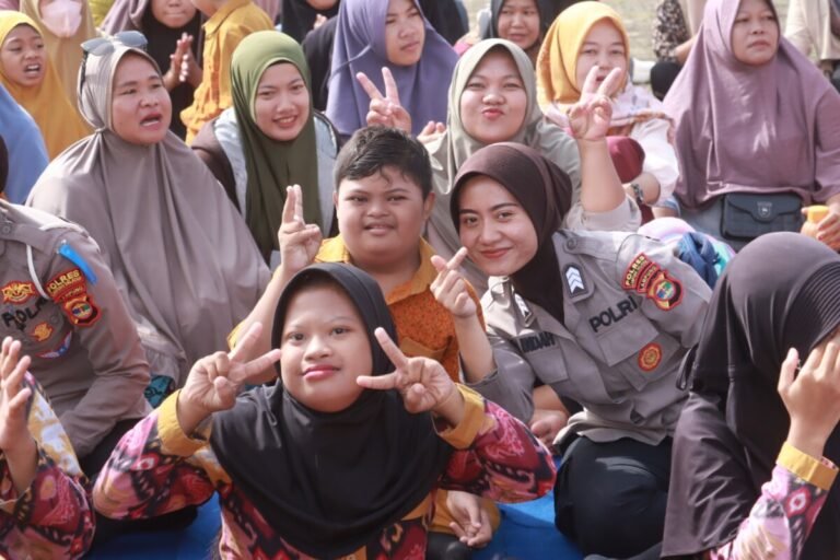 Polwan Hadirkan Keceriaan di SLB: Makan Bergizi Gratis untuk Siswa Disabilitas