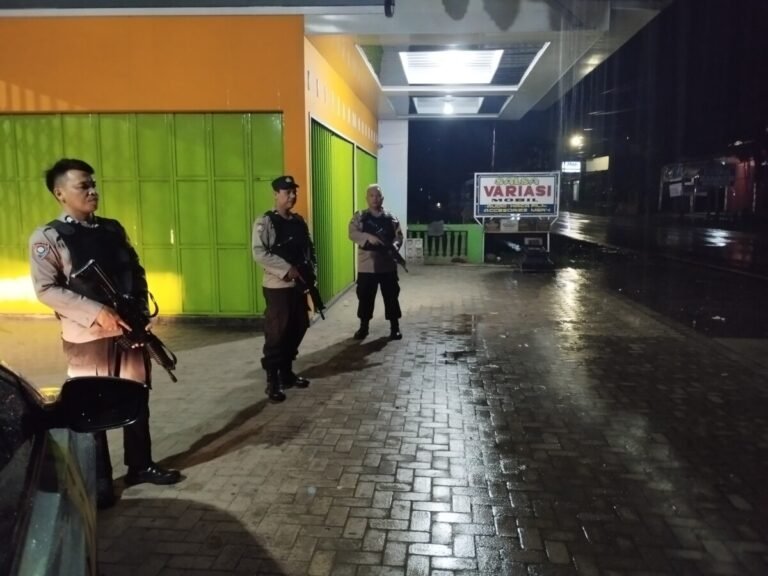 Polisi di Way Kanan Jaga Kamtibmas Sambil Bangunkan Warga Untuk Sahur