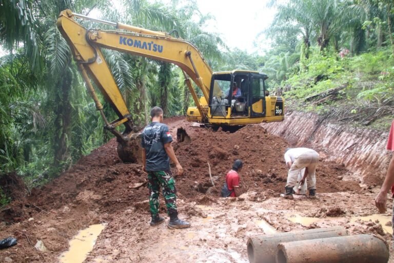 Meski diguyur Hujan, Satgas TMMD ke 123 dan Warga Tetap Semangat Pasang Buis Beton.