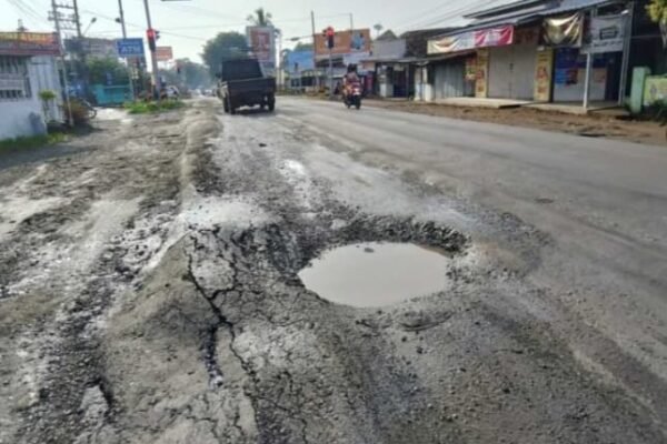 Keluh Kesah Pengguna Jalan Di Lampung Utara Jelang IdulFitri Kondisi Jalan  Rusak Dan Berlubang.