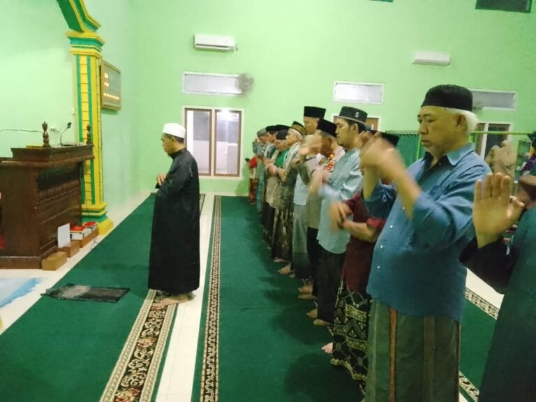 Hadir di Tengah Masyarakat,  Kapolsek Kasui Salat Tarawih di Masjid Nurul Iman