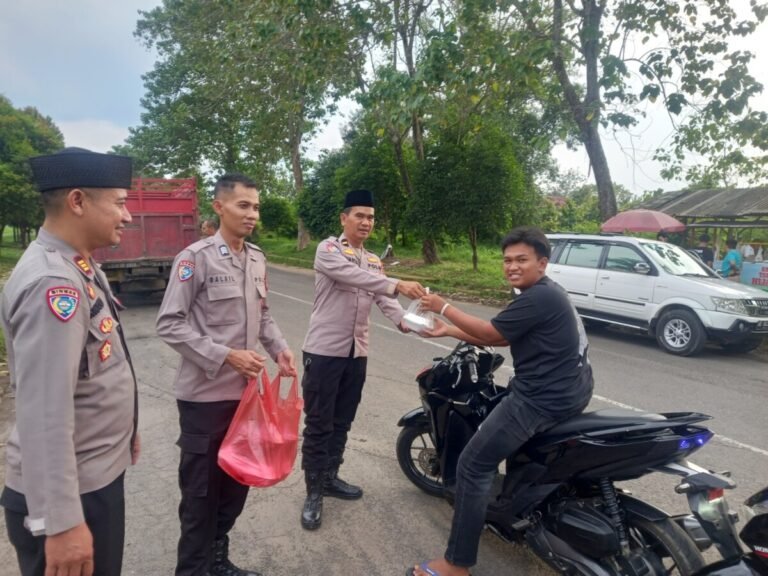Sat Binmas Polres Way Kanan Bagikan Takjil untuk Masyarakat Berbuka Puasa