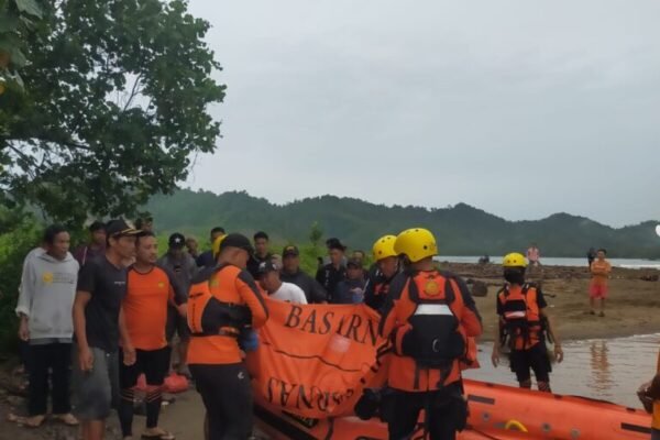 Polda Lampung Imbau Wisatawan Waspada Ombak Pantai, Satu Warga Pesawaran Tewas Terseret Arus