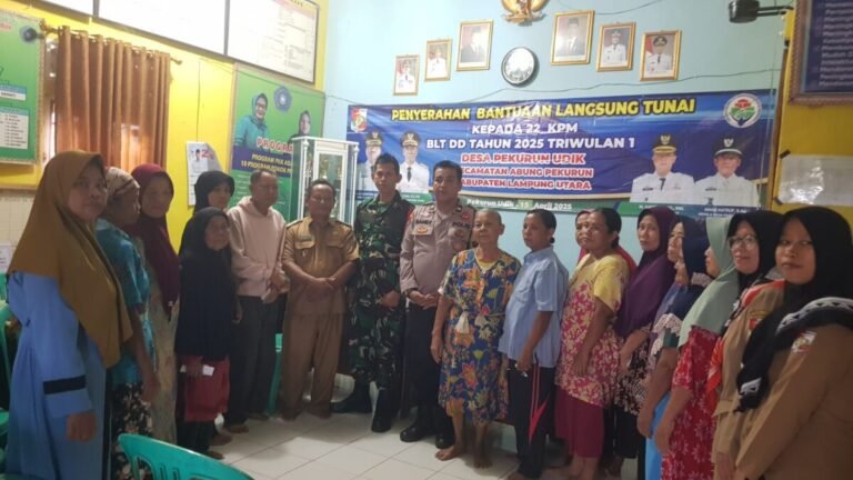 Pembagian BLT DD triwulan pertama masing- masing KPM menerima Rp 900 Ribu dihadiri Ketua BPD, Babinkamtibmas Aipda Sandy Karamoy, Babinsa Sertu Suharyadi, dan tokoh masyarakat