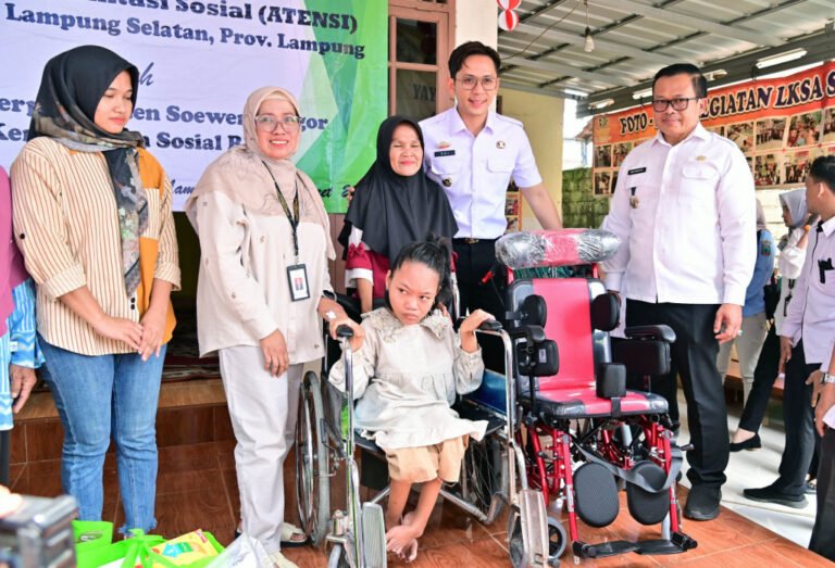 Bupati Egi Salurkan Bantuan ATENSI dari Kemensos RI kepada 102 PPKS di Kecamatan Natar