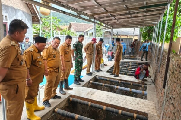 Pemkot Bandar Lampung Tertibkan 10 Bangunan Semipermanen di Atas Sungai