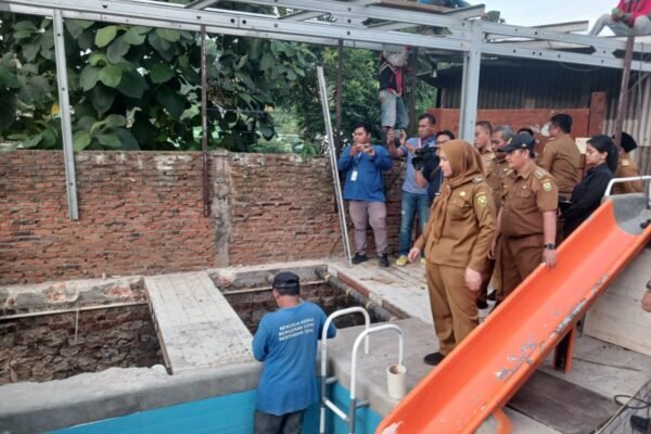 Walikota Eva Dwiana meninjau lokasi banjir di Kelurahan Campang Jaya, RT 08 LK II, yang sempat viral di media sosial.