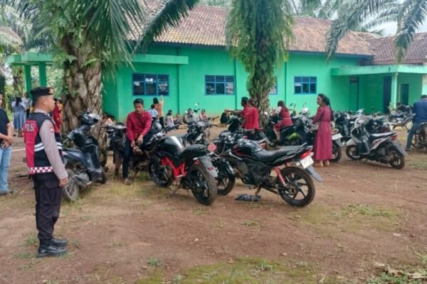 Perayaan Paskah 2025, Polsek Baradatu Berikan Pengaman Minggu Palma di Gereja Santo Petrus