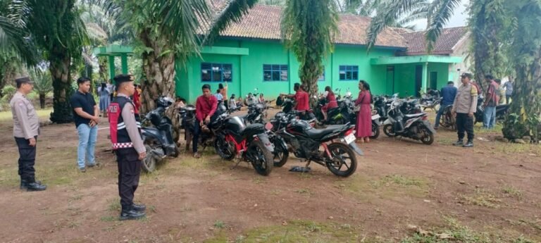 Perayaan Paskah 2025, Polsek Baradatu Berikan Pengaman Minggu Palma di Gereja Santo Petrus