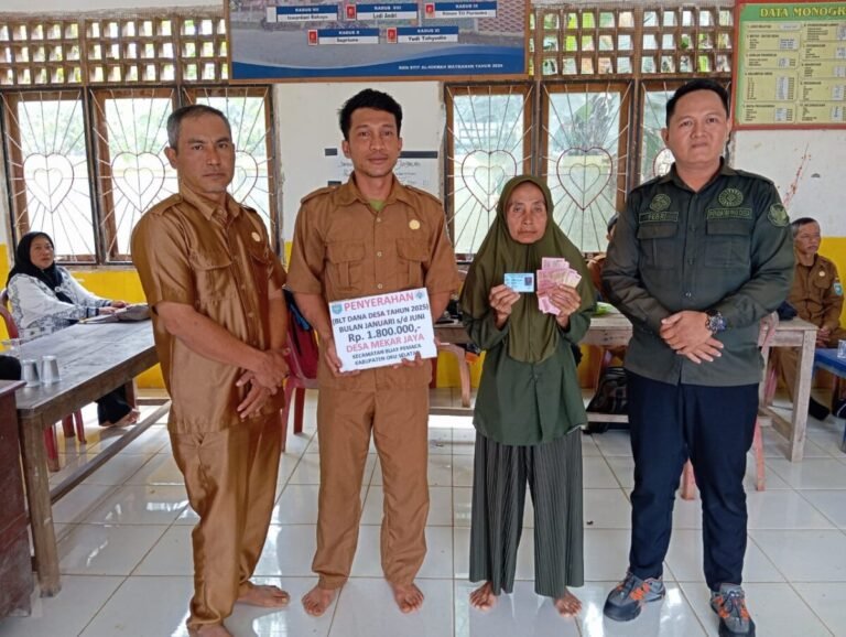 Pemerintah Mekar jaya Salur kan Bantuan Langsung Tunai (BLT) Dan Pemberdayaan Masyarakat