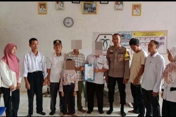 Melalui Problem Solving, Bhabinkamtibmas Selesaikan Permasalahan Oknum Guru Kepada Murid di SDN 1 Tangkas Kasui