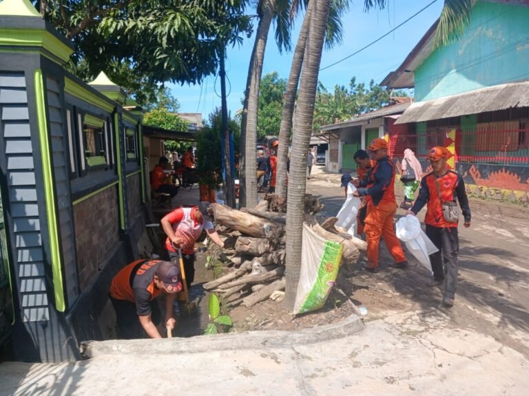 Walikota Bandar Lampung Eva Dwiana memerintahkan BPBD, Damkar, Satpol PP, DLH  membantu masyarakat untuk membersihkan sisa lumpur dan sampah  serta Dinas Kesehatan Untuk Melakukan Pengobatan Gratis
