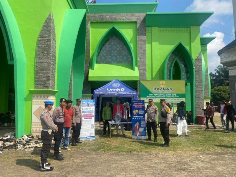 Tingkatkan Ketahanan Pangan, Bhabinkamtibmas Polres Lampung Utara Bantu Warga Tanam Jagung