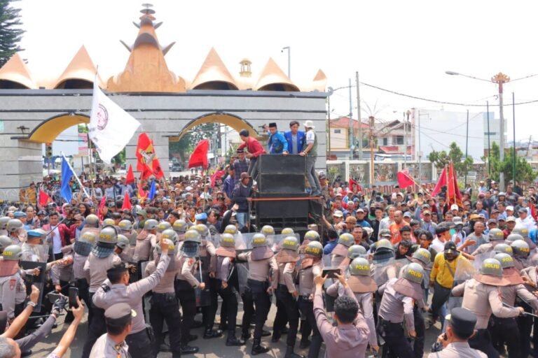 10 Polisi Terluka Saat Amankan Aksi Petani Singkong di Kantor Gubernur Lampung