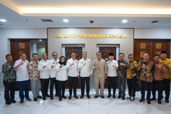 Bunda Eva hadir bersama Ketua dan pengurus Apeksi dengan Kepala Staf Kepresidenan RI Letnan Jenderal TNI (Purn) A.M Putranto di Gedung Bina Graha, Jakarta Pusat.