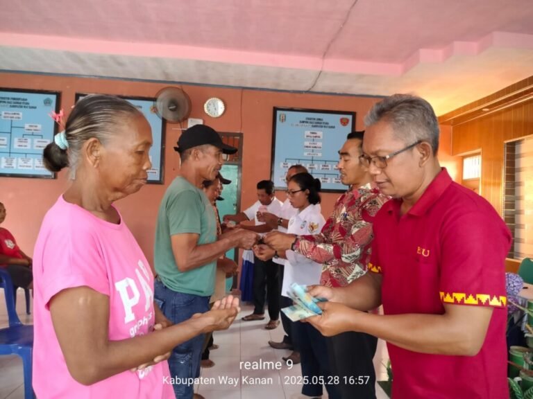 BLT Dana Desa Tahap Kedua Disalurkan kepada 10 KPM di Kampung Bali Sadar Utara