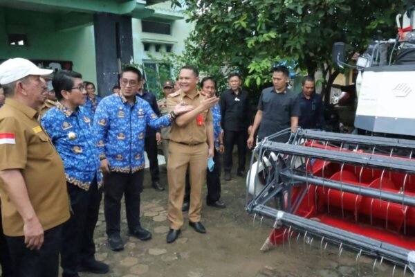 PEMERINTAH KABUPATEN LAMPUNG UTARA PENYERAHAN ALSINTAN BANTUAN PEMERINTAH MELALUI PROGRAM ASPIRASI PAN, GERINDRA, DAN PROGRAM REGULER KEMENTERIAN PERTANIAN RI TAHUN ANGGARAN 2025