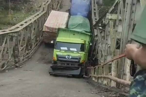 MOBIL ANGKUTAN BATUBARA SEBABKAN AMBRUKNYA JEMBATAN MUARA LAWAI DI LAHAT, SUMSEL