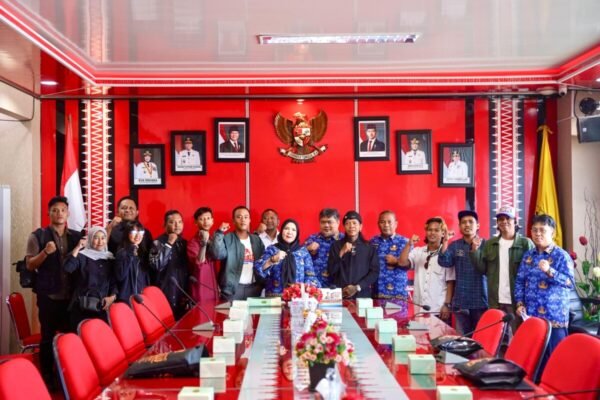 Tujuh seniman mural dari komunitas Nusantara Art project menjalankan ibadah umroh
