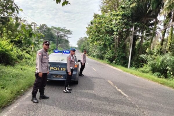 Polsek Way Tuba Gelar Patroli dan Sosialisasi Layanan Call Center 110 di Kampung Way Tuba