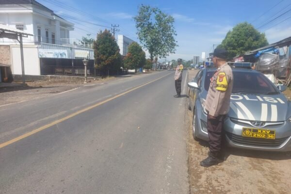 Polsek Blambangan Umpu Gelar Patroli Siang di Jalinsum Bumi Ratu