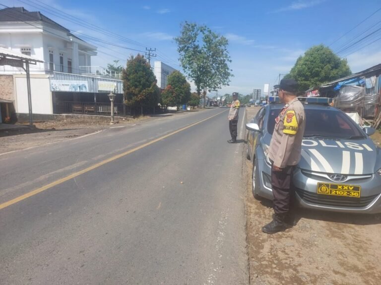Polsek Blambangan Umpu Gelar Patroli Siang di Jalinsum Bumi Ratu