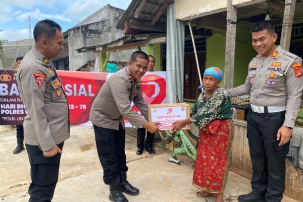 Jelang Hari Bhayangkara Ke-79, Kapolres Way Kanan dan PJU Gelar Bansos Bagikan Paket Sembako