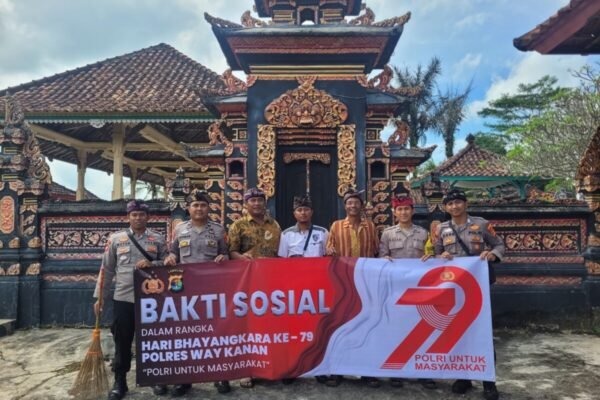 Hari Bhayangkara Ke 79, Polisi Gelar Bakti Sosial di Pura Khayangan Banjit