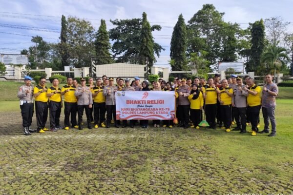 Jelang Hari Bhayangkara Ke-79, Polres Lampung Utara Gelar Bhakti Religi Bersihkan Masjid dan Gereja