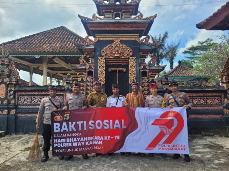 Hari Bhayangkara Ke 79, Polisi Gelar Bakti Sosial di Pura Khayangan Banjit
