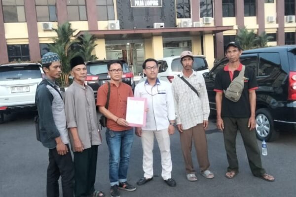 Warga Lampung timur melapor ke Polda Lampung terkait dugaan tindak pidana pencurian buah kelapa sawit dan perusakan properti