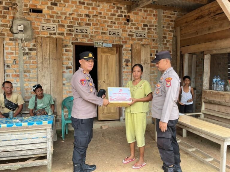Polri Untuk Masyarakat, Polisi Salurkan Paket Sembako Hari Bhayangkara ke 79 di Negara Batin