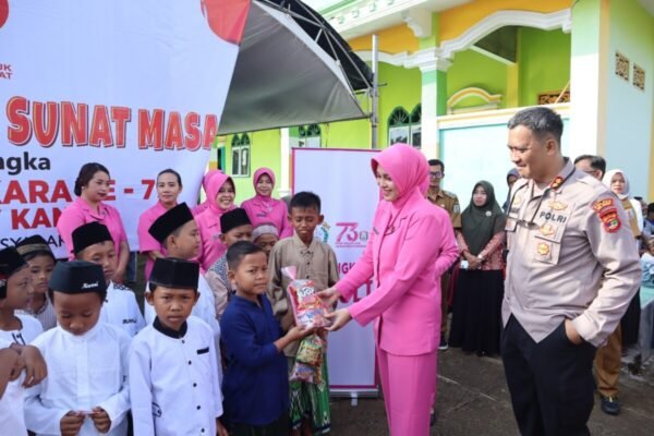Hari Bhayangkara Ke 79, Polres Way Kanan Bakti Kesehatan Khitanan Gratis di Banjit