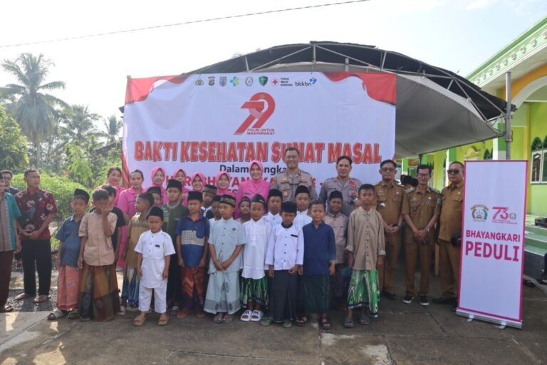 Hari Bhayangkara Ke 79, Polres Way Kanan Bakti Kesehatan Khitanan Gratis di Banjit