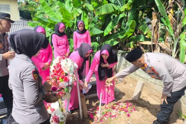 Hari Bhayangkara ke 79, Kapolres Dampingi PJU Polda Lampung Anjang Sana ke Rumah Personel Yang Gugur Saat Bertugas di Way Kanan