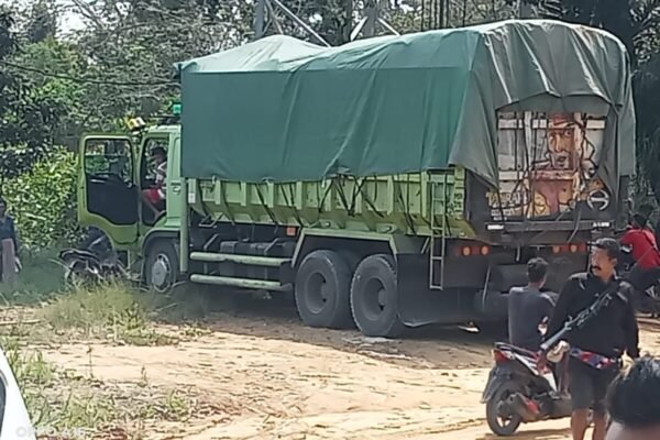Suku Anak Dalam Sungai Abu Merangin’ Tahan Mobil Truk Berisi Pupuk                    👇👇👇👇👇👇