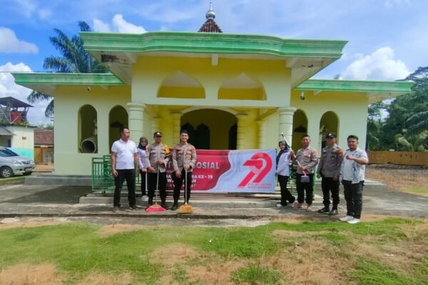 Peringatan Hari Bhayangkara Ke 79, Polsek Bumi Agung Bersihkan Tempat Ibadah