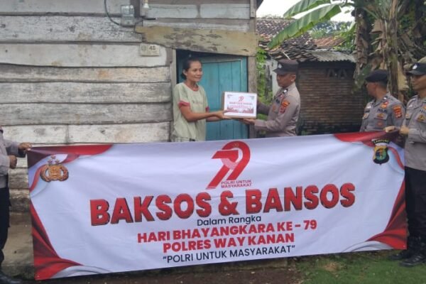 Jelang Hari Bhayangkara Ke 79, Polsek Kasui Sambangi Pengemudi Ojek Salurkan Bansos