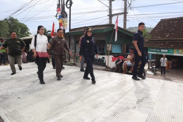 Walikota Bandar Lampung, Hj. Eva Dwiana meninjau langsung proses perbaikan Jalan Tirtayasa Kecamatan Sukabumi Bandar Lampung, Kamis (19/6/2025). 👇👇👇👇👇👇