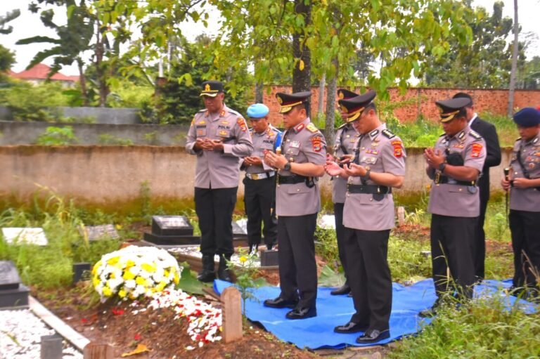 Ziarah Penuh Haru, Kapolda Lampung Kenang Briptu Ghalib yang Gugur dalam INSIDEN REGESTER 44 Kecamatan Kegara Batin