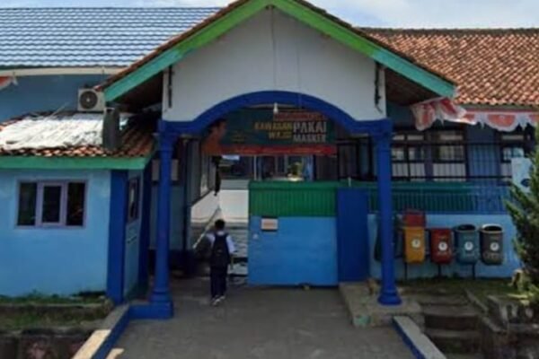 Gubernur menegaskan bahwa ijazah adalah hak siswa dan tidak boleh ditahan,