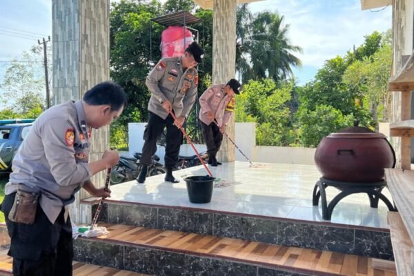 Sambut Hari Bhayangkara Ke -79, Polsek Blambangan Umpu Bersihkan Lingkungan Gereja
