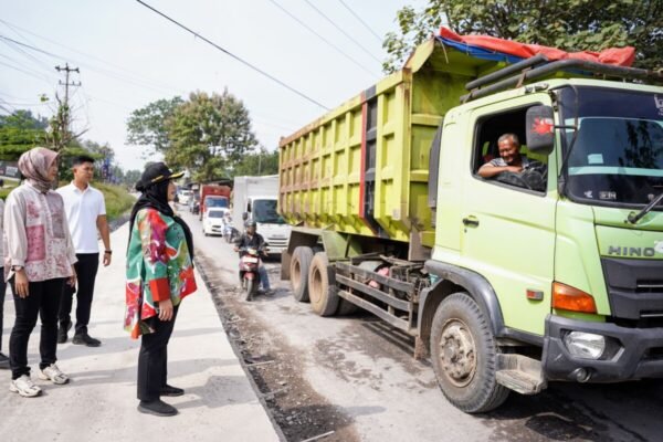 Pemerintah Kota Bandar Lampung Cor Beton Jalan Teuku Cik Ditiro