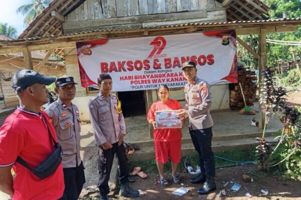 Hari Bhayangkara Ke 79, Polsek Rebang Tangkas Salurkan Bantuan Sosial Kepada Warga