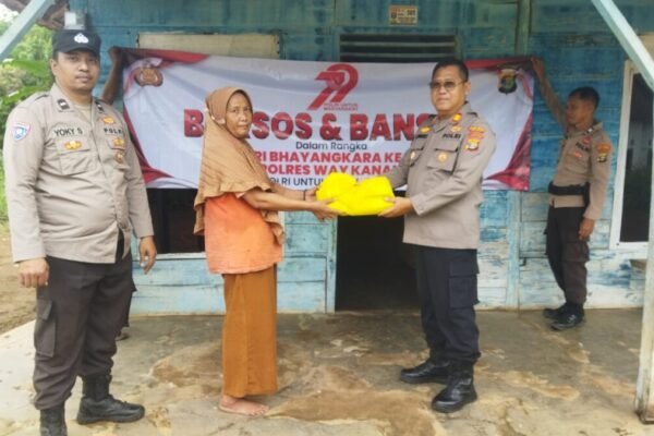 Dari Rumah ke Rumah, Kapolsek bersama Personel Salurkan Paket Sembako di Gunung Labuhan