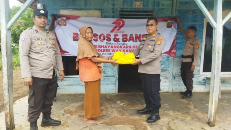 Dari Rumah ke Rumah, Kapolsek bersama Personel Salurkan Paket Sembako di Gunung Labuhan